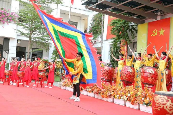 Con tôi phải trả giá khi mẹ góp ý với ban phụ huynh chuyện chi tiền-1